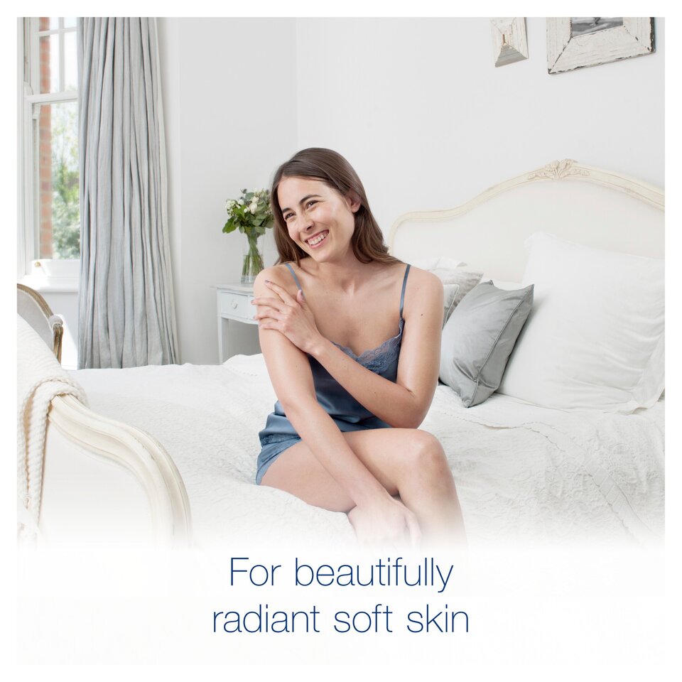 Dove Silky Body Cream Pot 300ml - Image 4